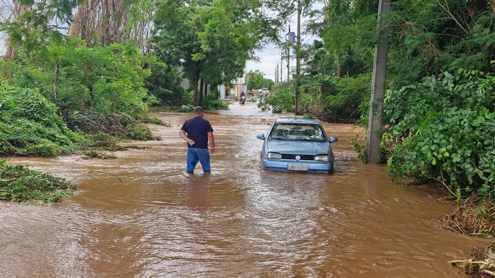 VÍDEOS; Ruas, avenidas e hospital de Picos ficam alagados após mais de 3 horas de chuva intensa