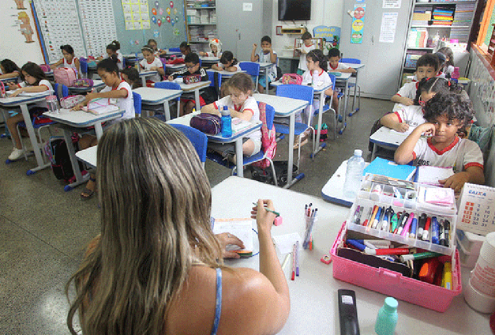 Secretaria de Educação vai produzir livros de ciências, português e  matemática para escolas do DF | G1