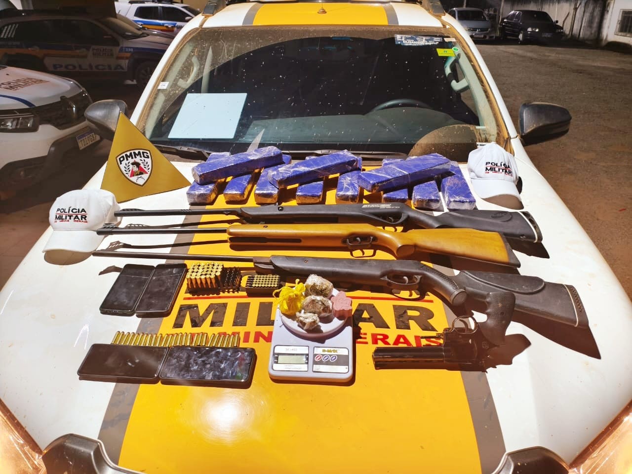 Barras de maconha, armas e munições são apreendidos após caminhonete ser perseguida na MG-202