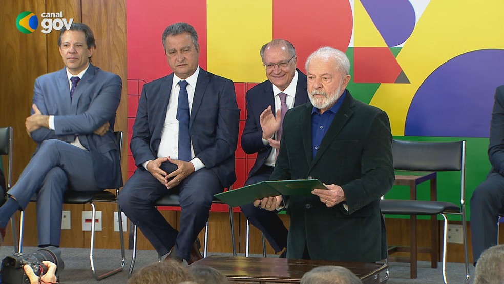 O presidente Luiz Inácio Lula da Silva durante a cerimônia de sanção da MP do novo salário mínimo nesta segunda (28), no Palácio do Planalto — Foto: Reprodução/Canal Gov
