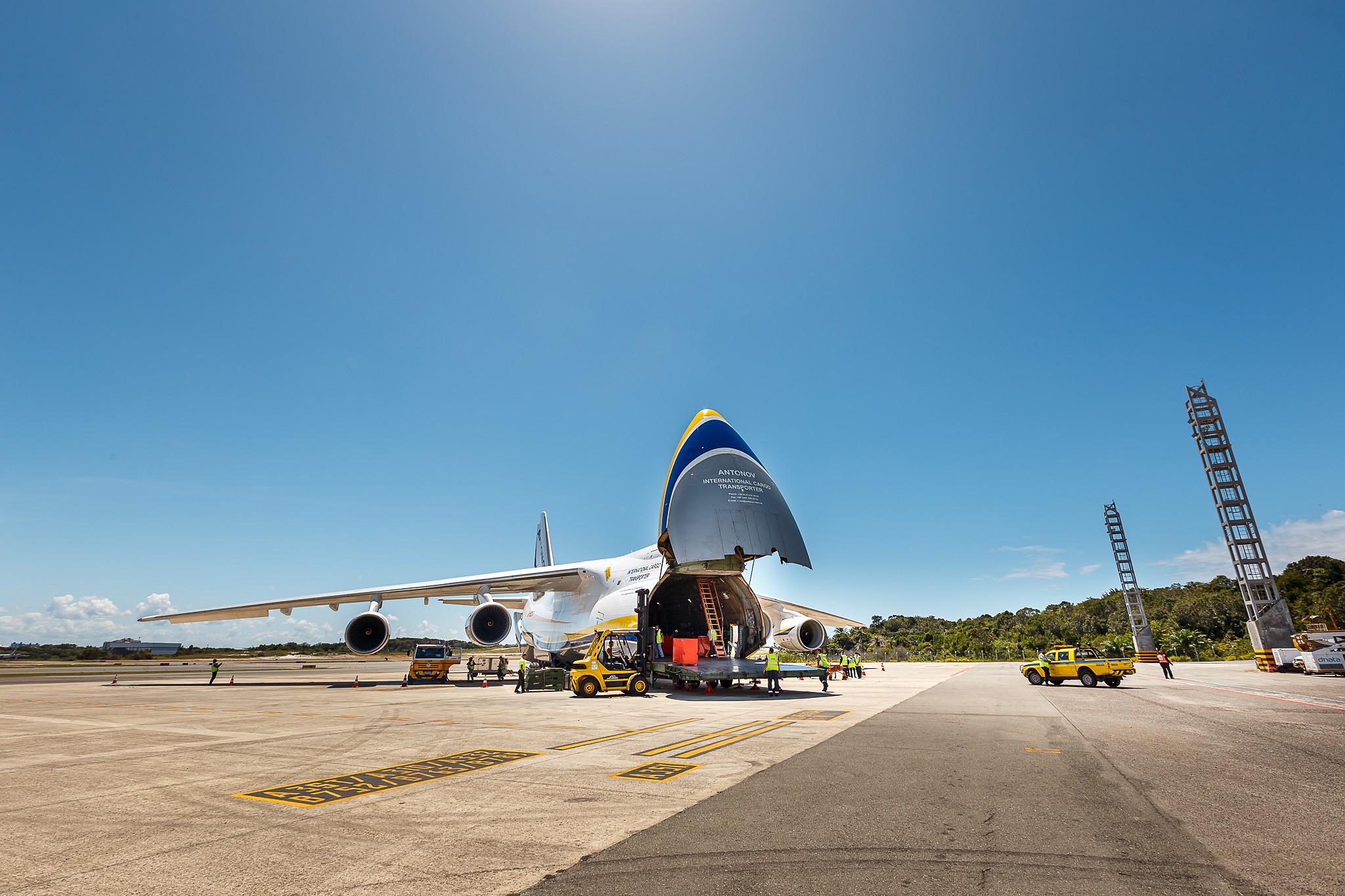 Decola para o 1º trecho da operação até o Brasil o diferente avião Antonov  AN-12; siga em tempo real