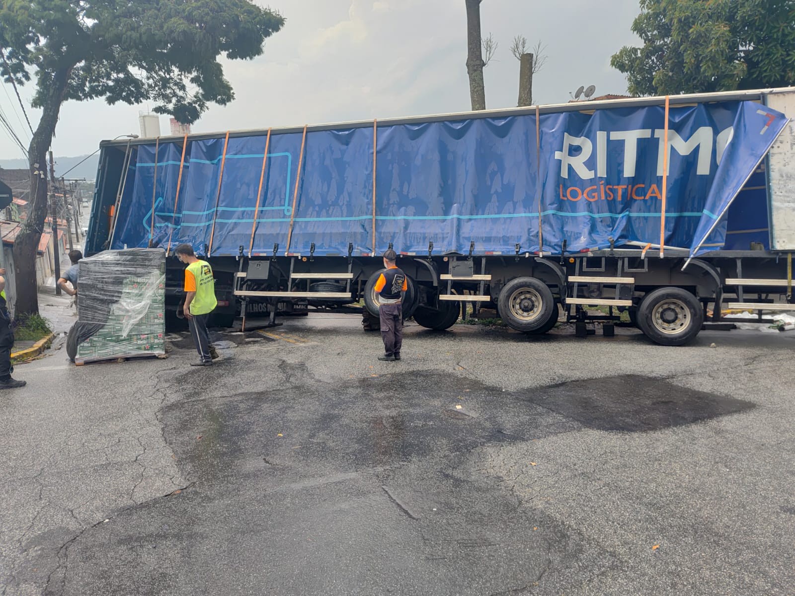 Carreta bloqueia cruzamento em Brás Cubas, em Mogi das Cruzes