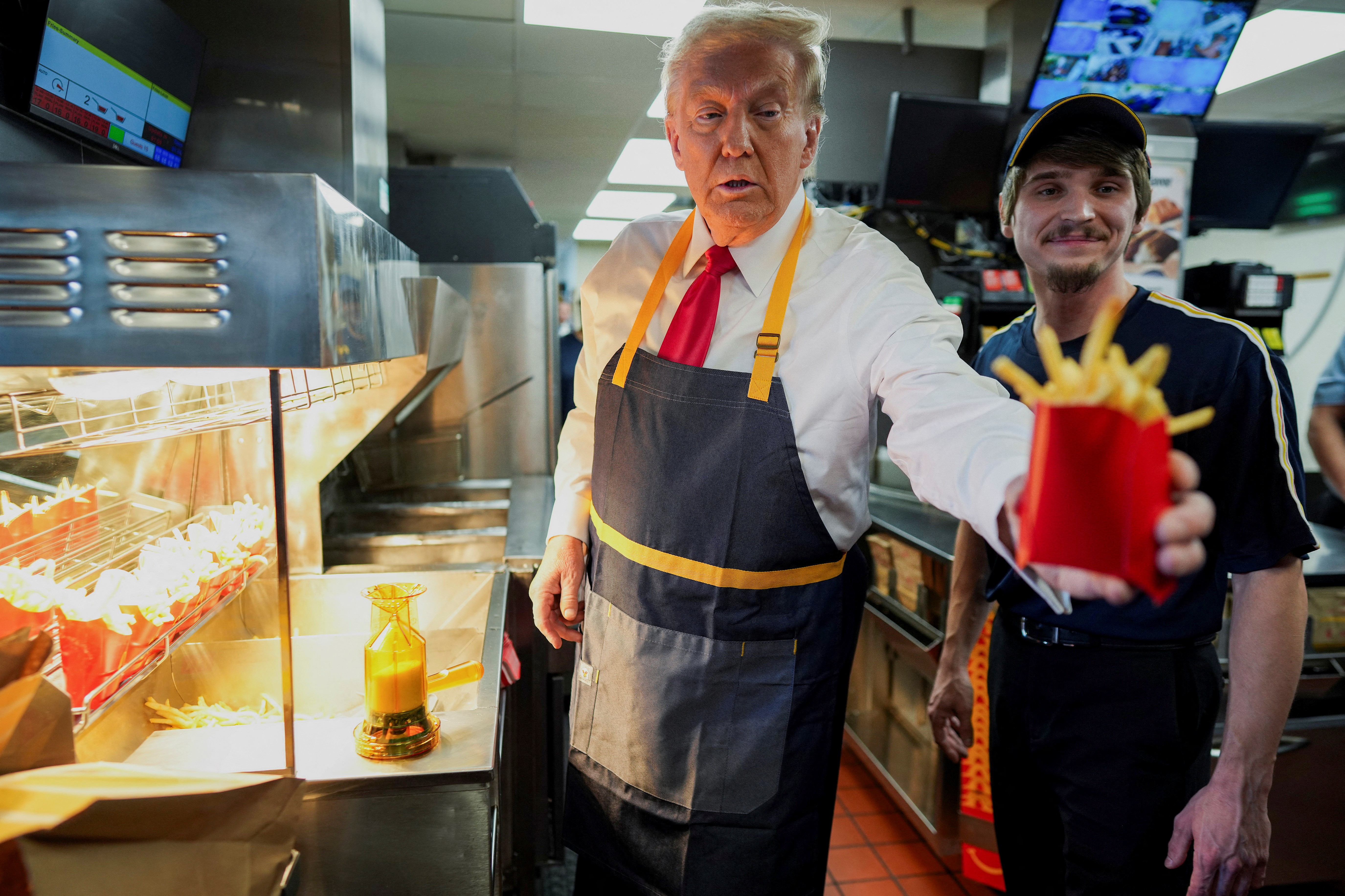 Trump encenou servir batatas em McDonald's fechado ao público, diz jornal; clientes 'atendidos' foram posicionados pelo Serviço Secreto