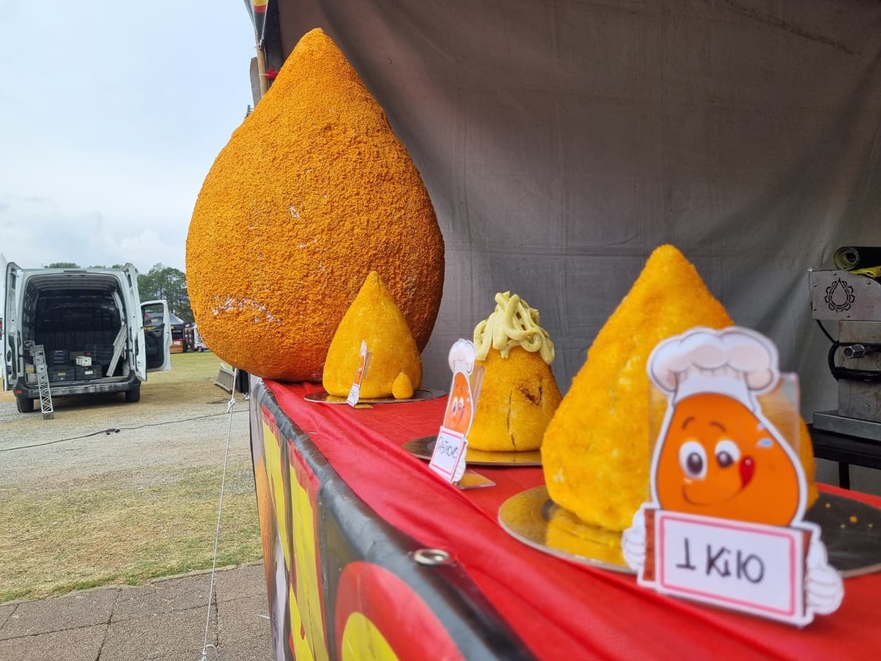 Coxinha de 118 kg e lanche gigante de morango são atrações em festival de Atibaia, SP