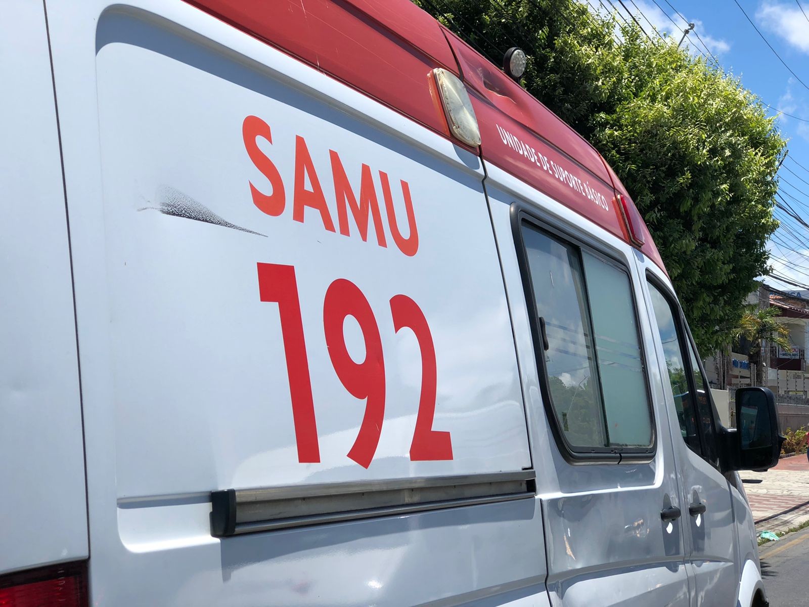 Passageira de motocicleta fica gravemente ferida após acidente com caminhão em Aracaju
