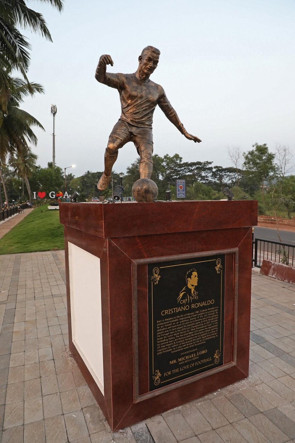 Ronaldo estatua hot sale