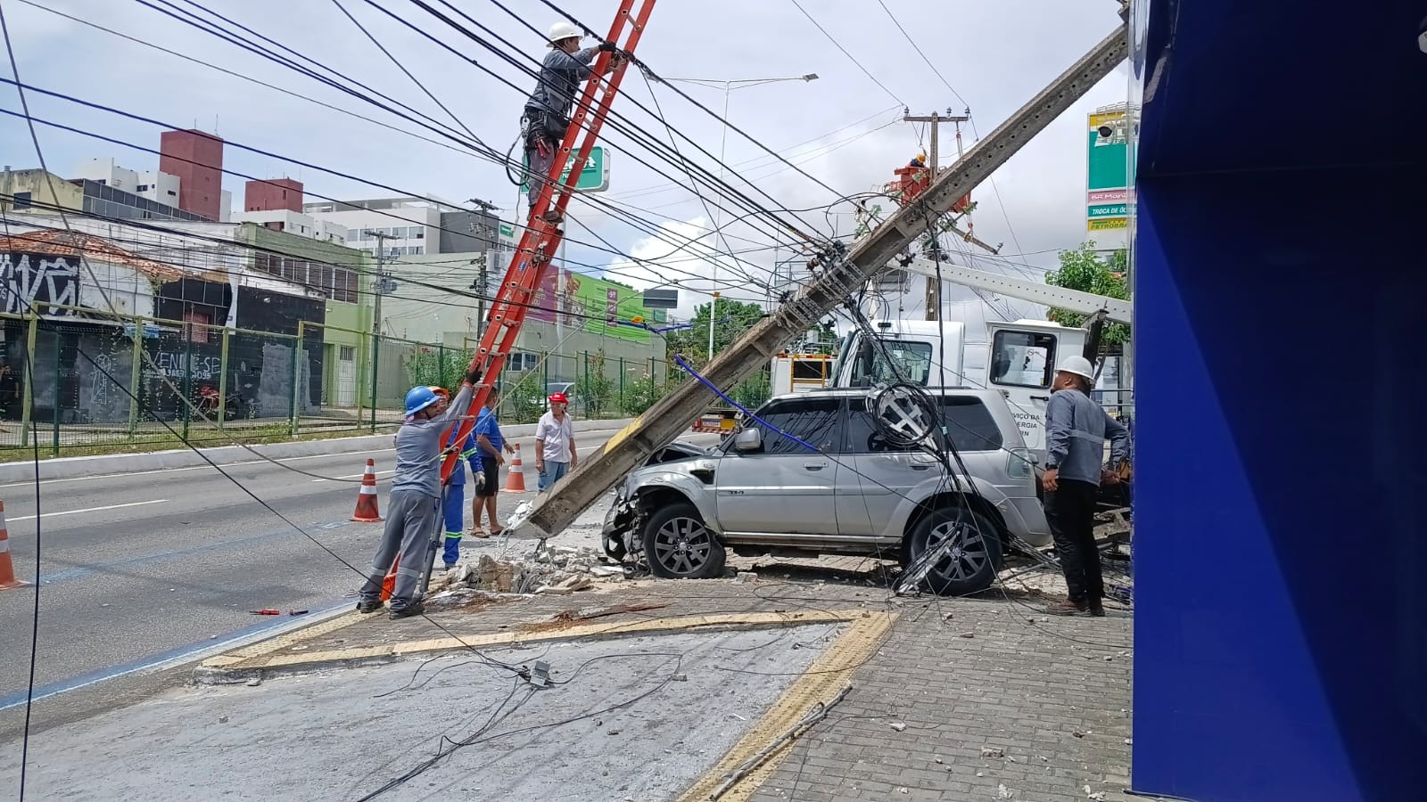 Carro derruba dois postes em acidente na avenida Salgado Filho, em Natal