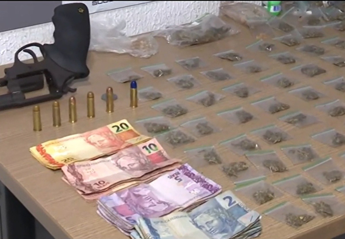 Homem é preso com arma e drogas, no bairro do Bessa, em João Pessoa