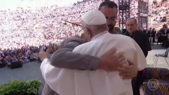 Papa Francisco faz apelo à paz no Oriente Médio ao abraçar israelense e palestino - Programa: Jornal Nacional 