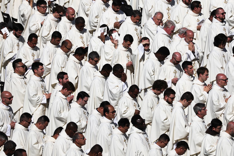 Membros do clero do Vaticano durante missa de Páscoa na Praça de São Pedro, em 5 de abril de 2026. — Foto: REUTERS/Matteo Minnella