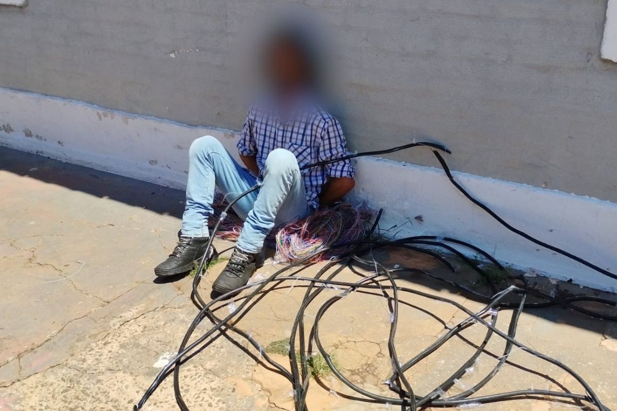 Homem furta fios e deixa 30 mil casas sem internet em MS