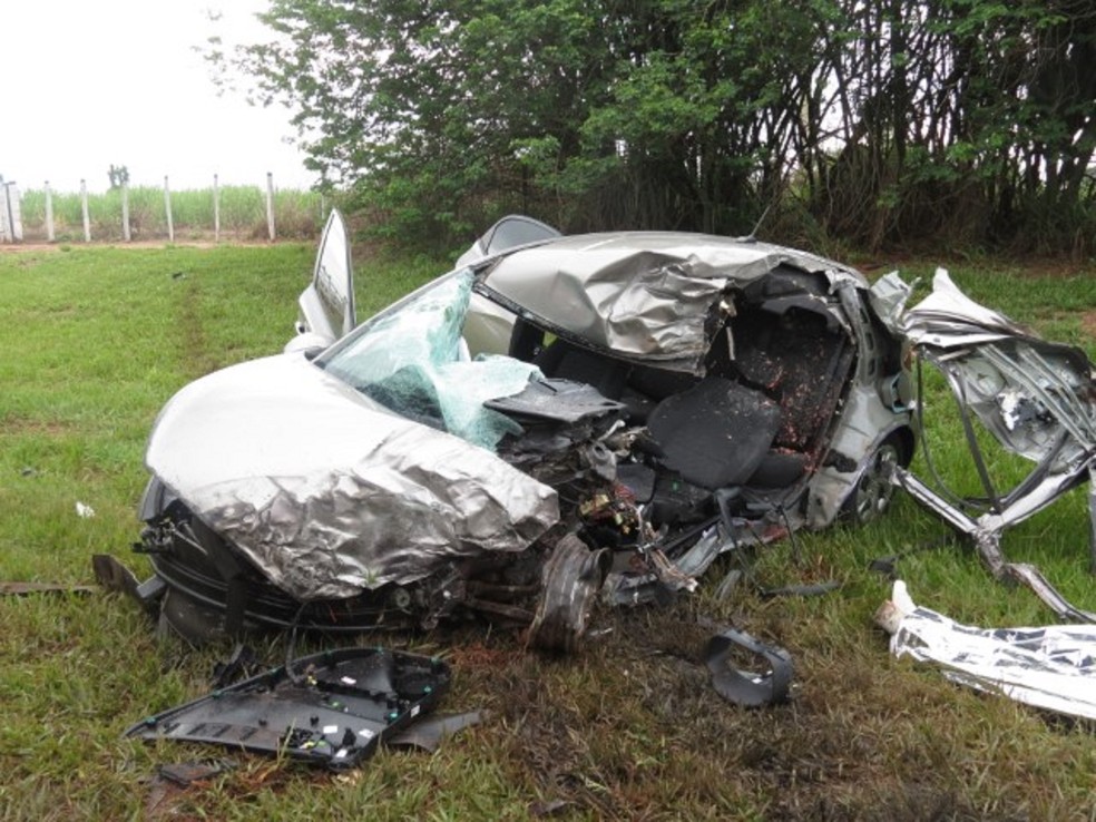 Após colisão frontal com caminhão, motorista de carro morre na SP-563, em Dracena (SP) — Foto: Jorge Zanoni