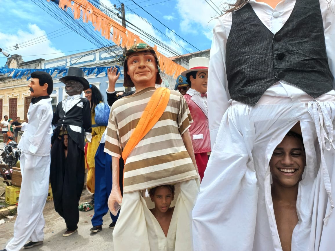 Encontro de bonecos mirins mantém tradição dos gigantes em Olinda e vira “escolinha” de novos carregadores