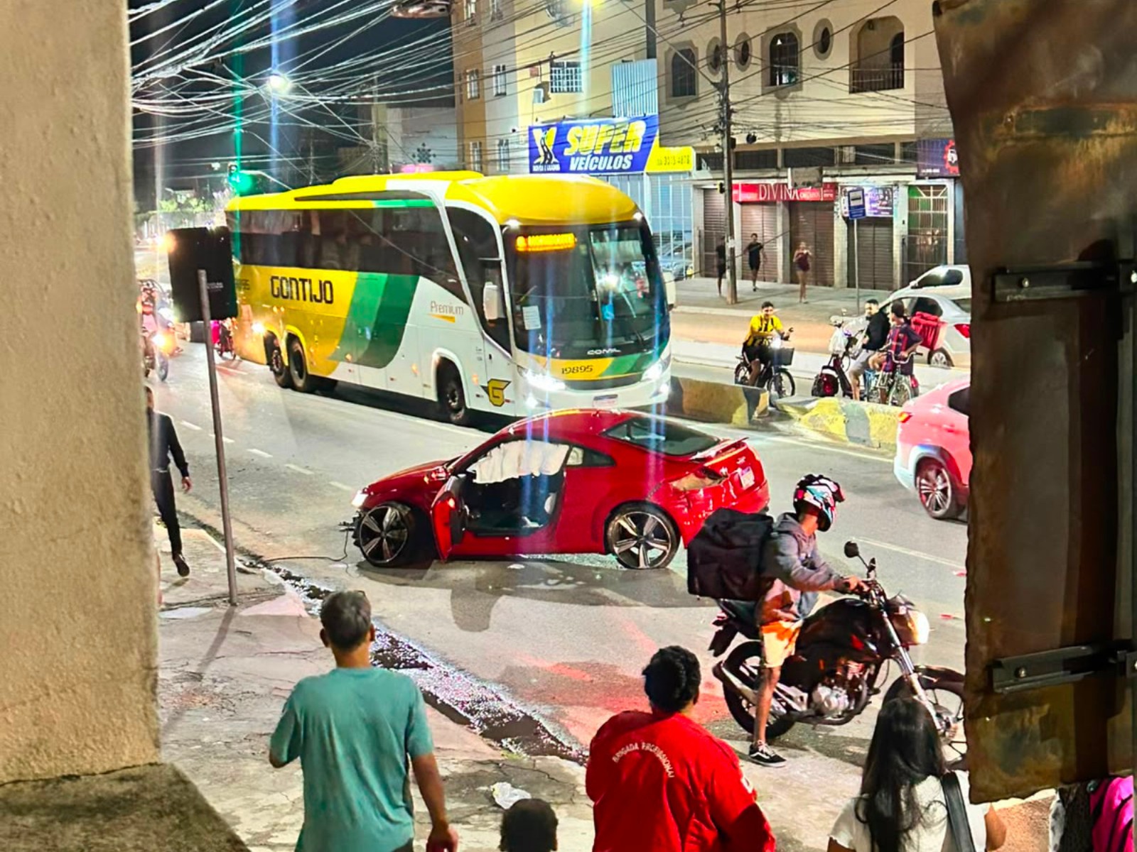 Driver arrested after crashing luxury car and presenting false document in Governador Valadares
