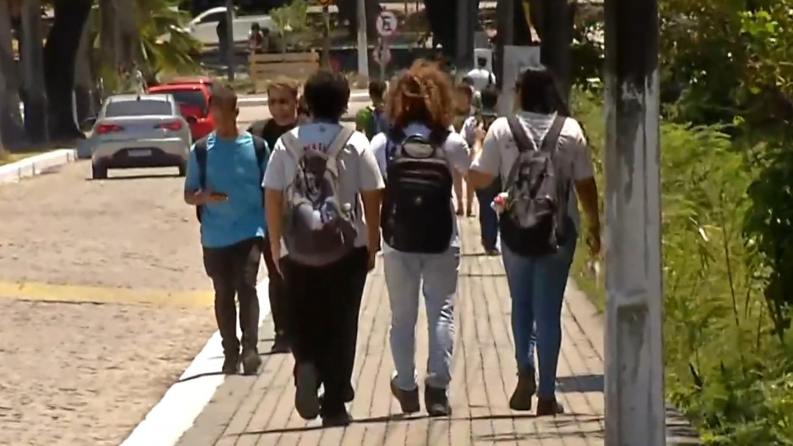 Estudantes da UFC percorrem longas distâncias após suspensão de linha de ônibus Campus do Pici