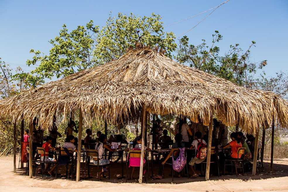 Alunos indígenas assistindo aula em grandes ocas no interior de Alagoas — Foto: Jonathan Lins/G1