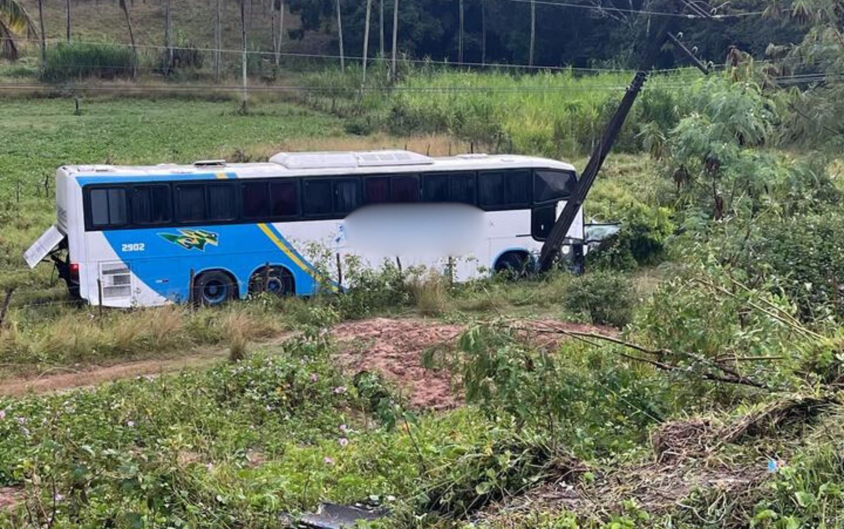 Duas pessoas ficam feridas em acidente com ônibus em Laranjeiras 