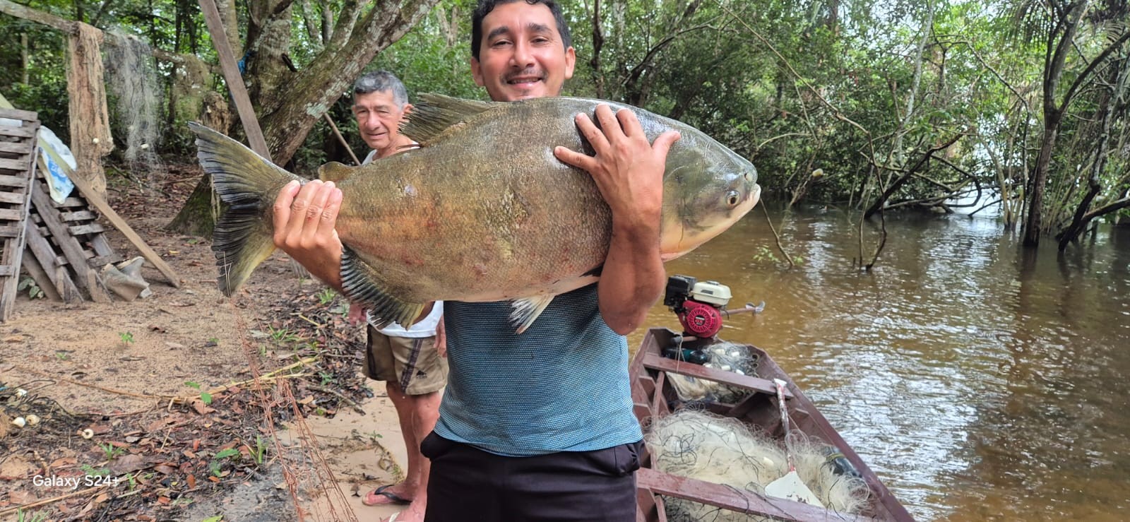 Professor pesca tambaqui de 15kg em comunidade da Flona Tapajós 