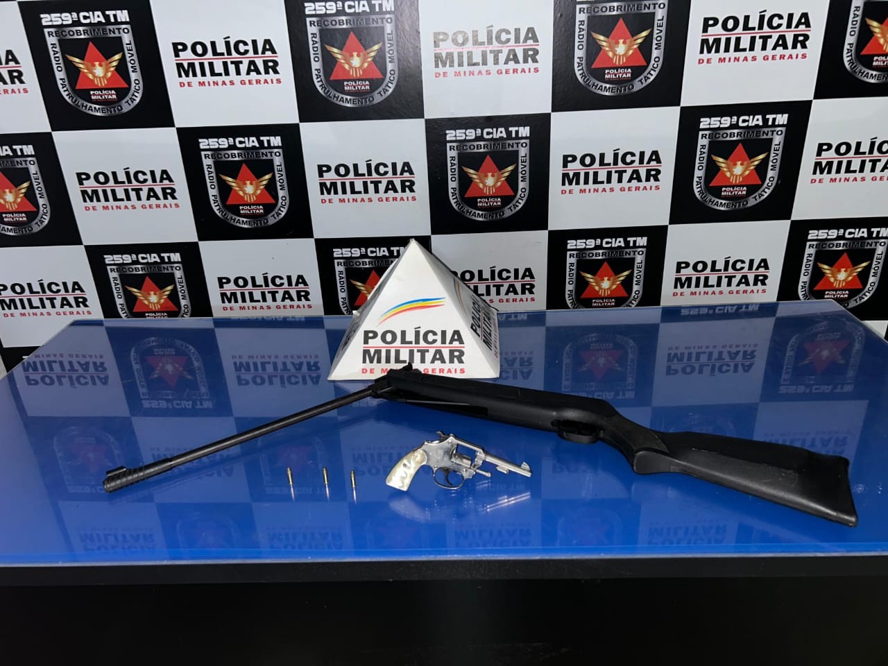 Polícia apreende revólver e carabina após perseguição a motociclista em Pirapora