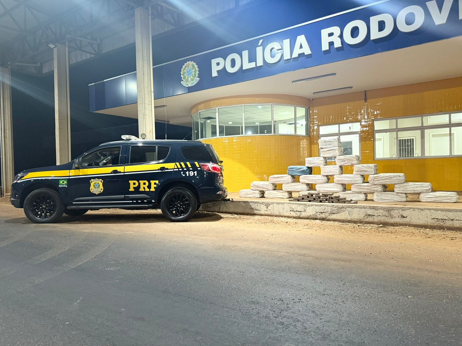 Dois homens são presos com mais de 400 tabletes de supermaconha em fundo falso de caminhão em MT 