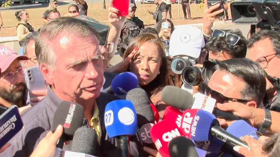 Bolsonaro nega que pretendesse fugir, classifica medidas restritivas como 'humilhação' e diz que vai perguntar a Michelle sobre pen drive