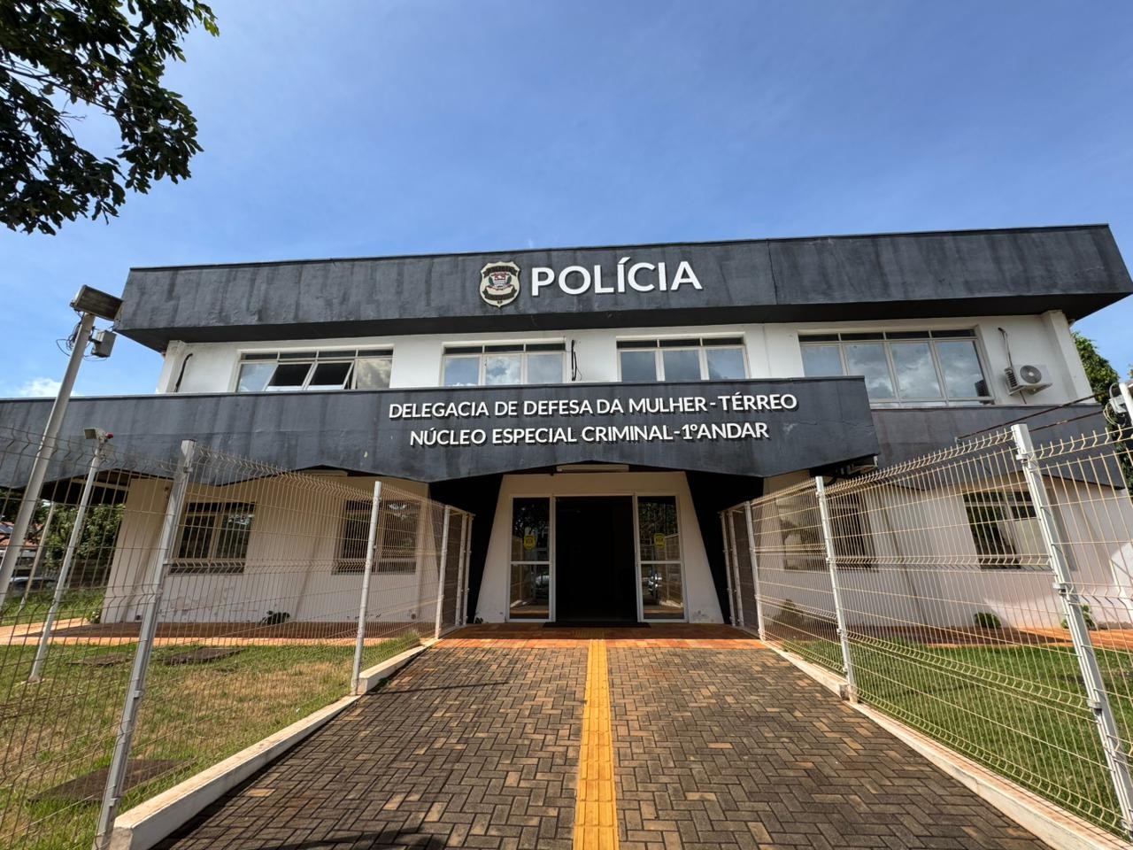 Mulher denuncia à polícia ter sido estuprada e sofrido intolerância religiosa por homem encapuzado 