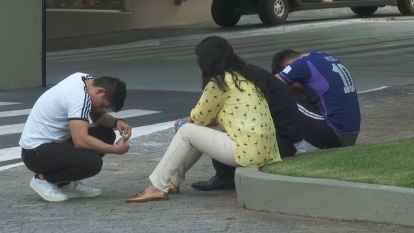 Família de Marco Aurélio Cardenas Acosta em frente ao cemitério — Foto: Reprodução/TV Globo