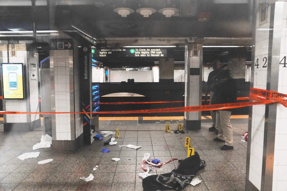 A polícia investiga o local após o relato de esfaqueamento e tiros na estação de metrô Grand Central, em Nova York, no sábado, 11 de abril de 2026. — Foto: AP/Ryan Murphy