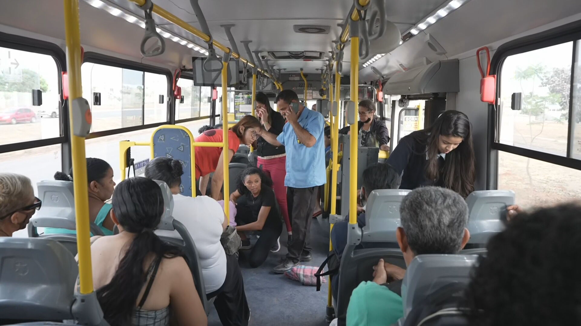 VÍDEO: Mulher passa mal e desmaia em ônibus lotado no DF