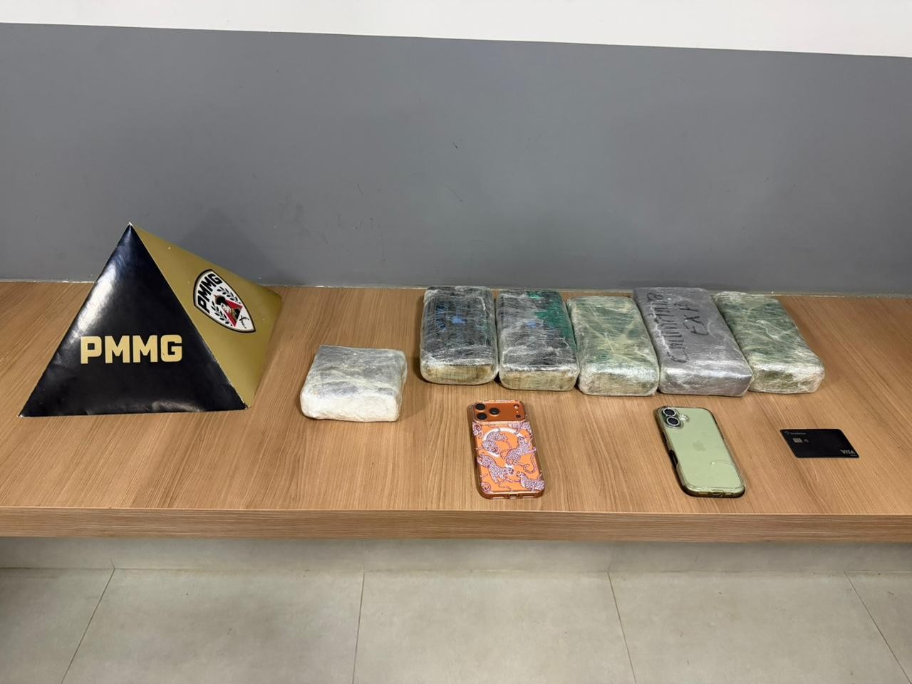 Motorista é presa por tráfico de drogas após se envolver em acidente na BR-262