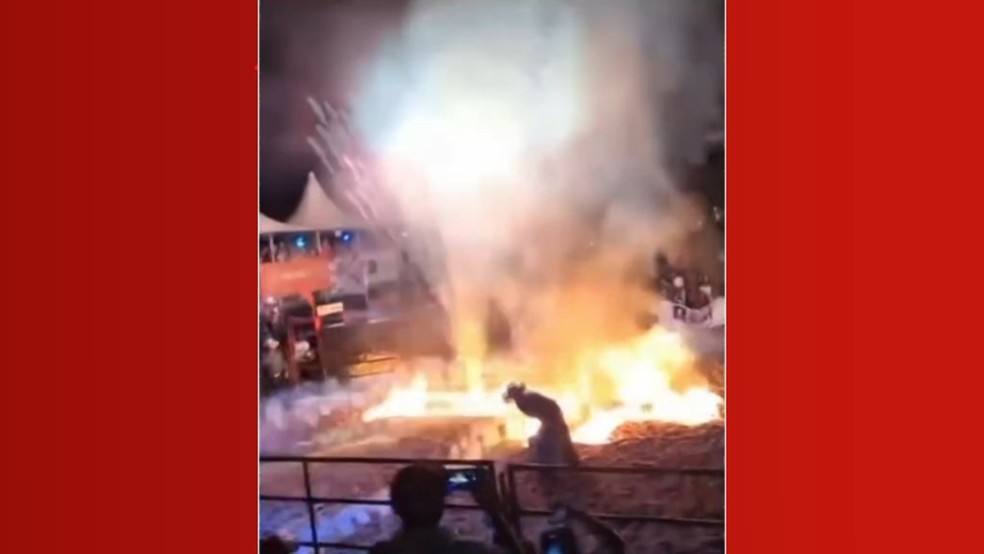 É possível ver que no momento que os fogos disparariam para cima, uma das máquinas virou e mudou a direção dos disparos para a lateral. [Veja no vídeo acima] — Foto: Reprodução/TV Sudoeste