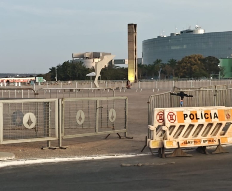 Praça dos Três Poderes, em Brasília, é reaberta para visitantes e turistas; grades permanecem