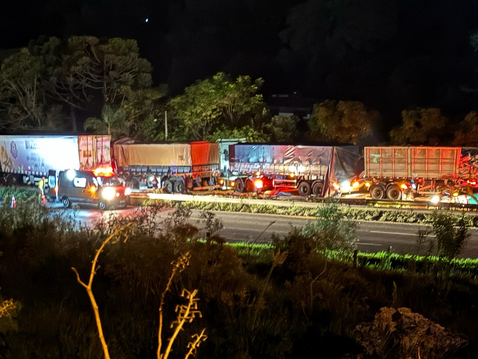 Caminhoneiro morre e duas pessoas ficam feridas em engavetamento com carro e quatro caminhões na BR-376, em Ponta Grossa — Foto: Nicolas Cheim