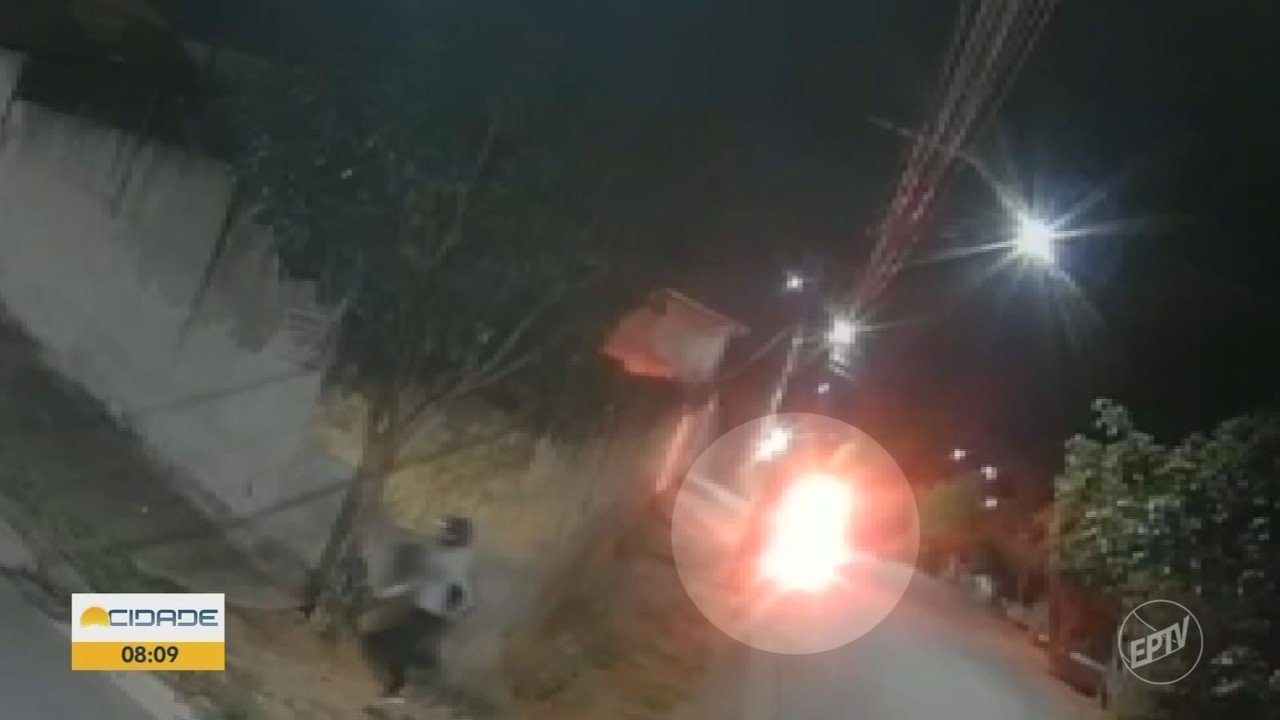 VÍDEO: Carro é incendiado em Pouso Alegre, MG