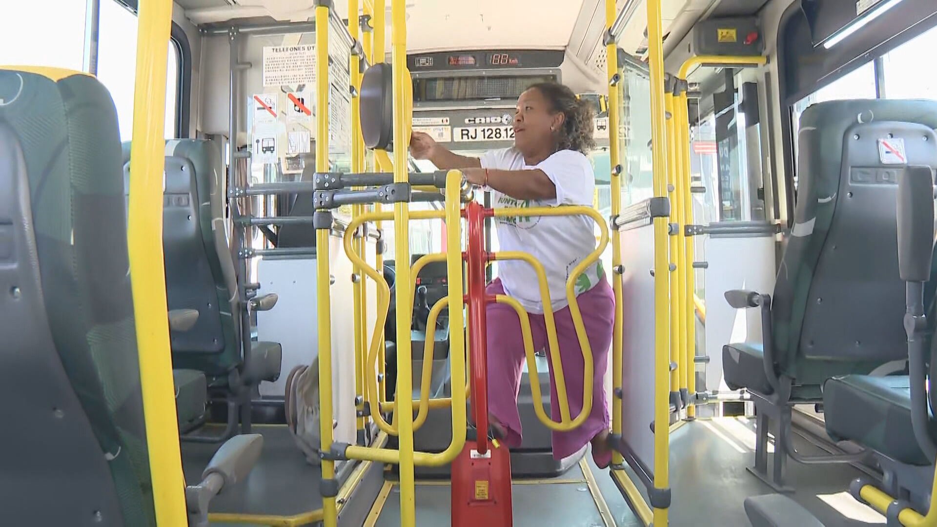 Detro testa ônibus adaptado para melhorar acessibilidade de pessoas com nanismo no RJ
