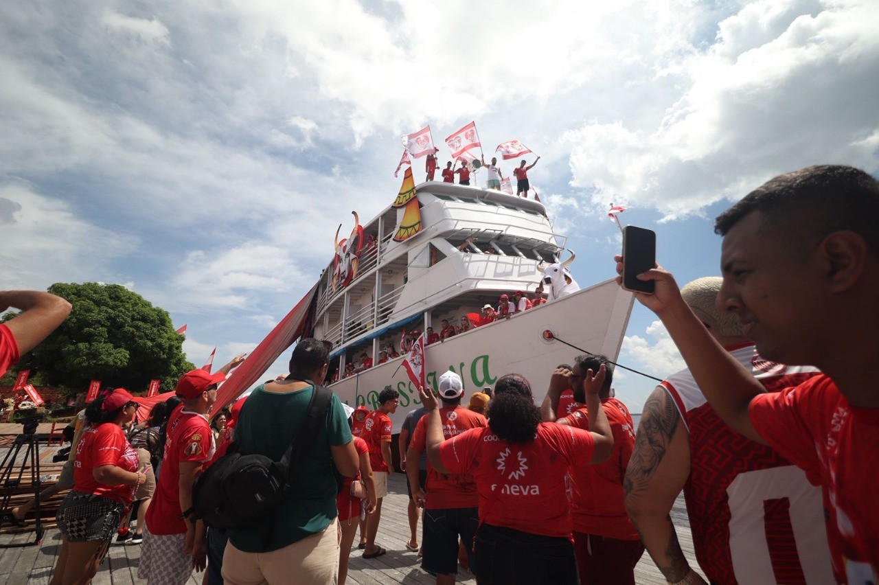 Barco do MAG chega a Parintins e emociona torcedores do Garantido