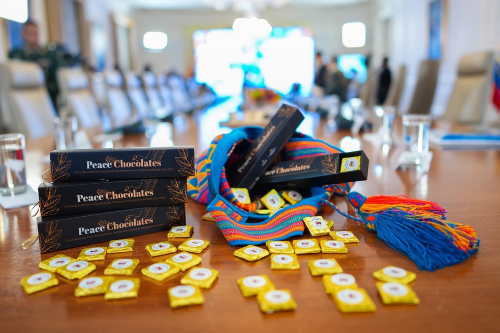'Chocolates da paz', produzidos de cacau cultivado por famílias voluntárias que erradicaram plantações de coca na Colômbia. — Foto: Divulgação/Gustavo Petro no X