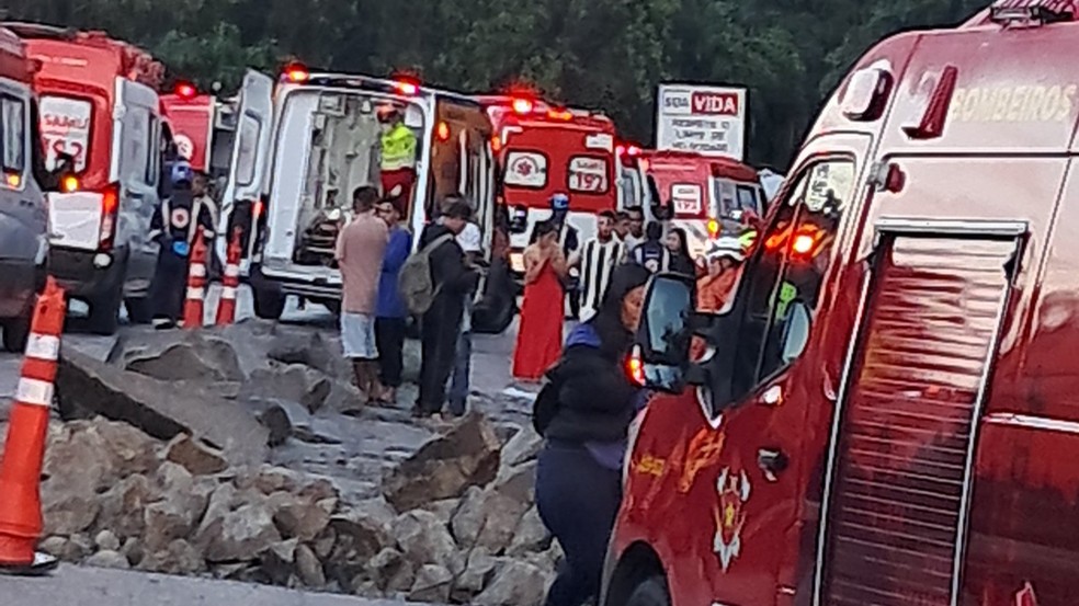 Dezenas de ambulâncias foram deslocadas para o local do acidente — Foto: Reprodução
