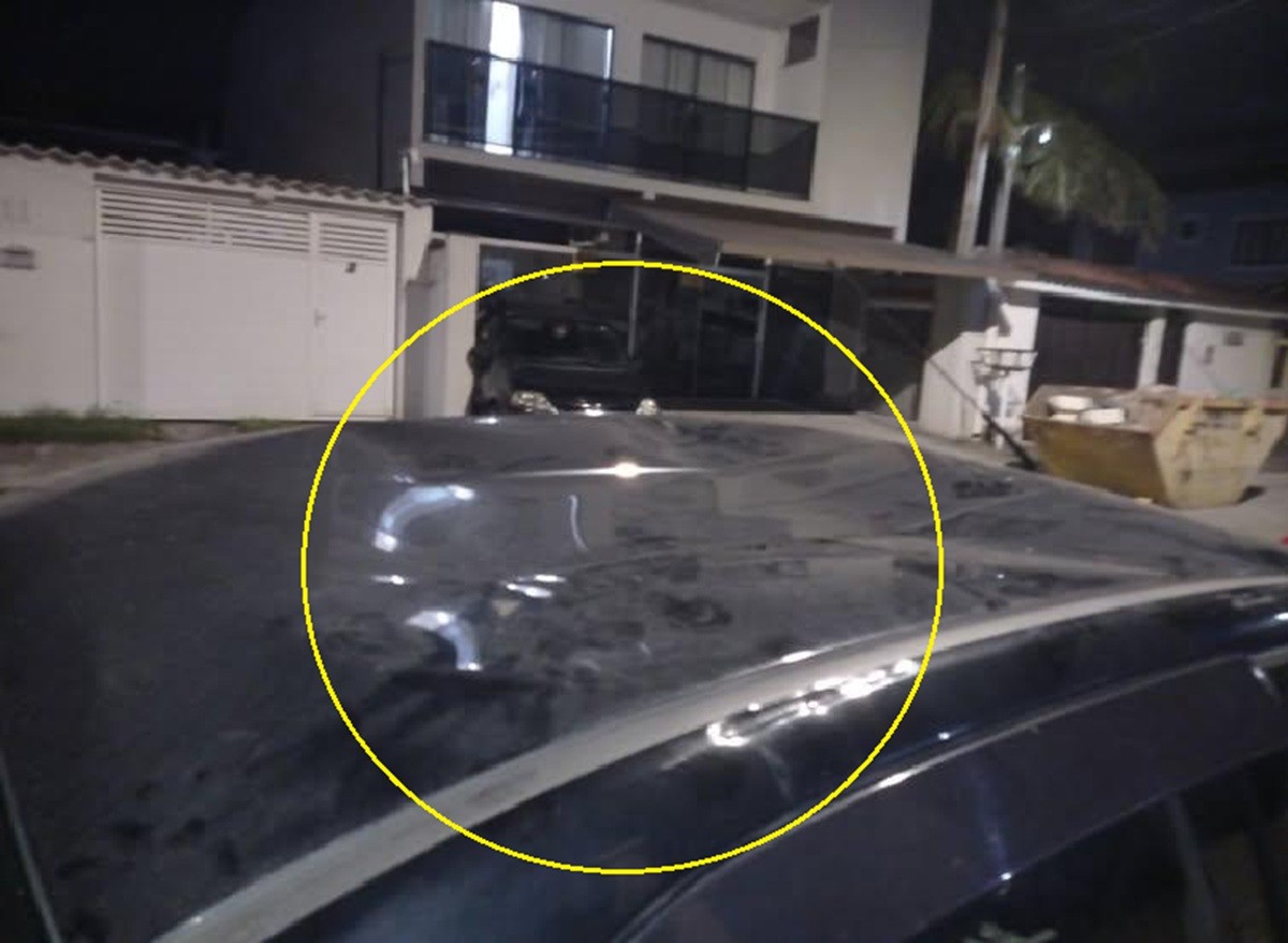 Menino sobe no teto de carro para fugir de pitbull, mas é puxado e fica gravemente ferido em Rio das Ostras