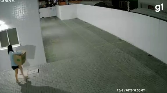 Vídeo mostra mulher carregando caixa que estaria com corpo de bebê achado em lata de lixo na PB