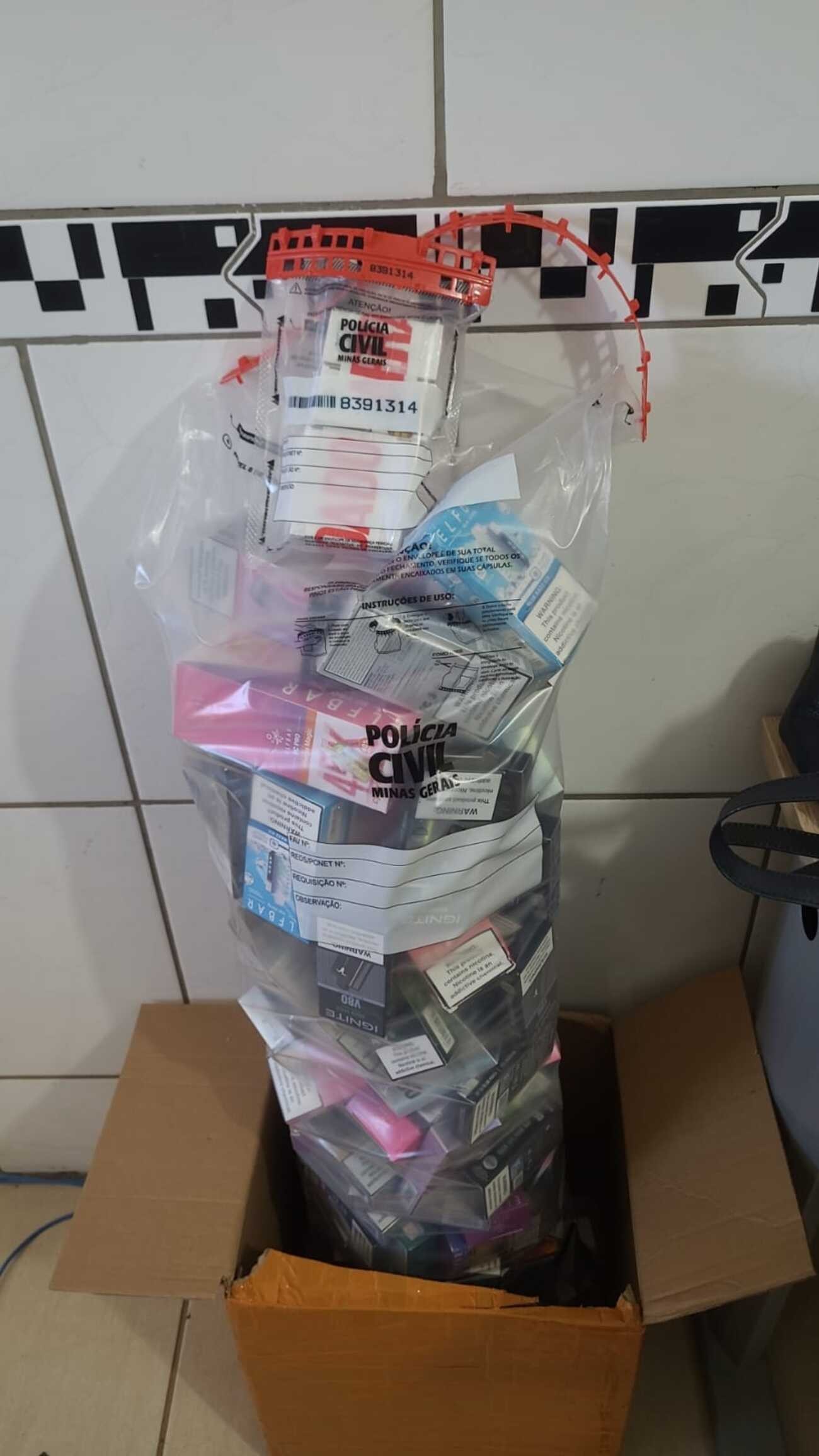 Cigarros eletrônicos e frascos de tirzepatida enviados por Correios são apreendidos em Unaí 