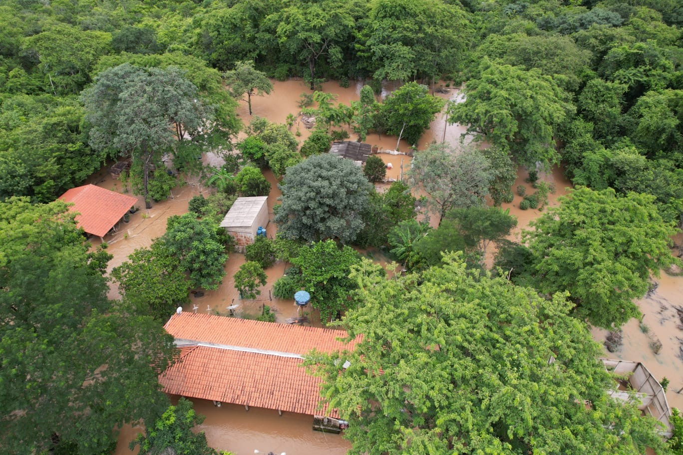 VÍDEO: Cheia do Rio Paracatu deixa famílias ilhadas e provoca dois resgates em menos de 24h