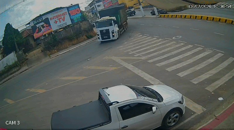 VÍDEO: Caminhão de lixo perde freio, tomba e atinge carro no ES
