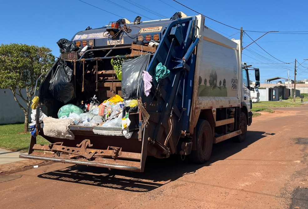 Gari morre após cair embaixo de caminhão de lixo durante coleta em MS — Foto: Liniker Ribeiro, TV Morena