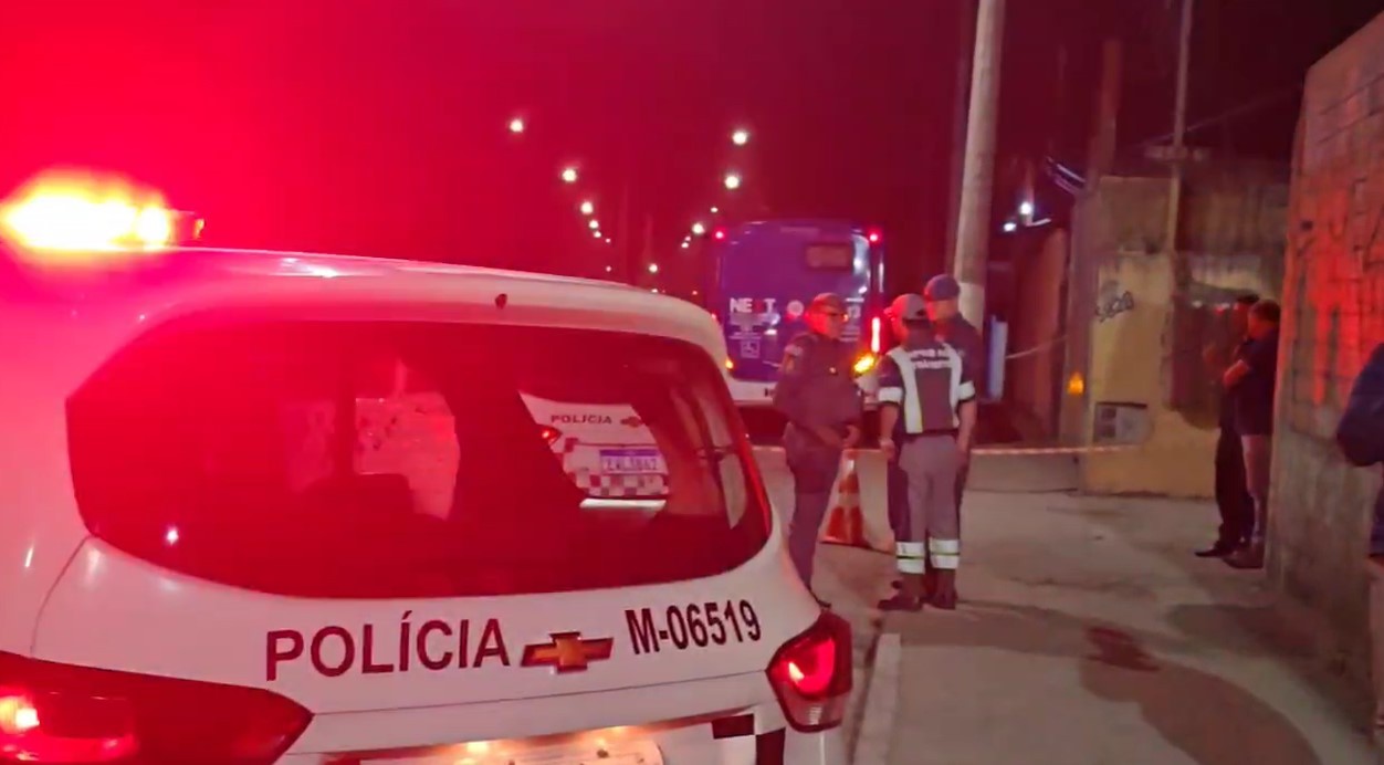 Passageiro de moto por app morre atropelado por ônibus ao fugir de assalto na Grande SP