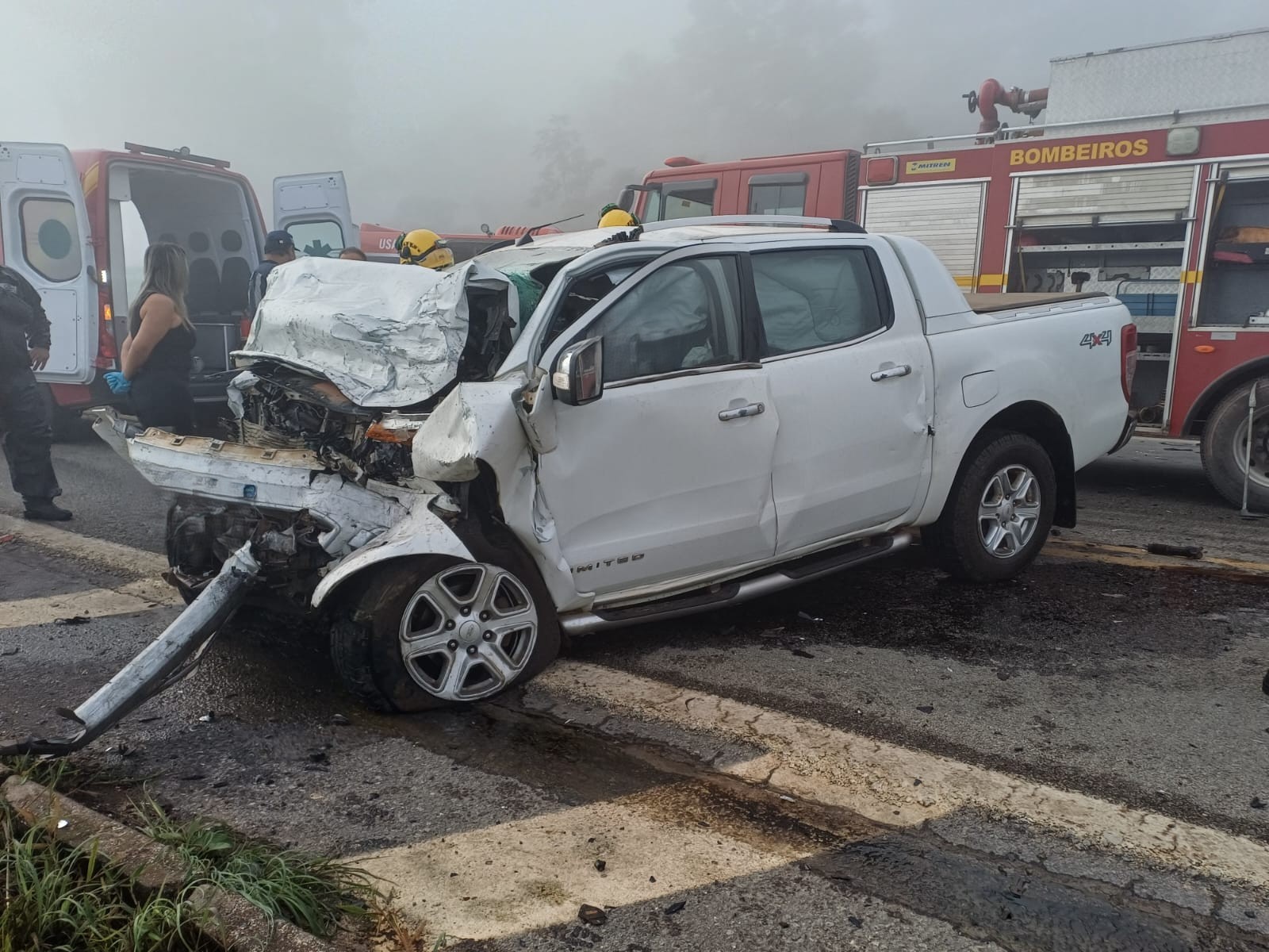 Batida entre caminhonete e carreta deixa mortos e ferido na MG-050