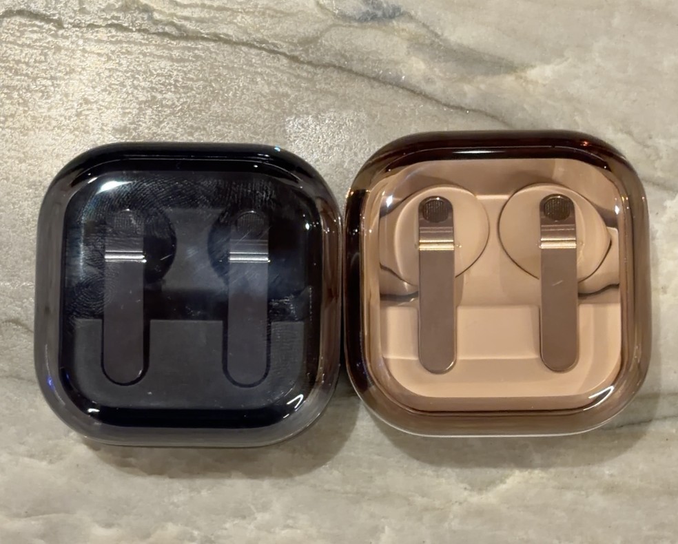 Galaxy Buds4 (à esquerda) e Galaxy Buds4 Pro (à direita): lançamentos da Samsung em fevereiro de 2026. — Foto: Henrique Martin/g1