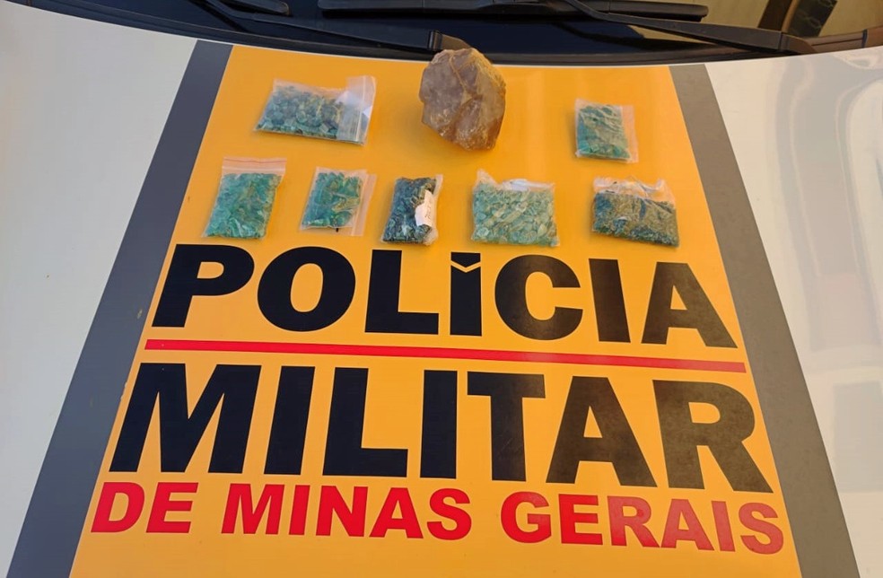 Motorista é preso com pedras preciosas avaliadas em mais de R$ 100 mil, na MGC-383, em MG — Foto: Polícia Militar Rodoviária