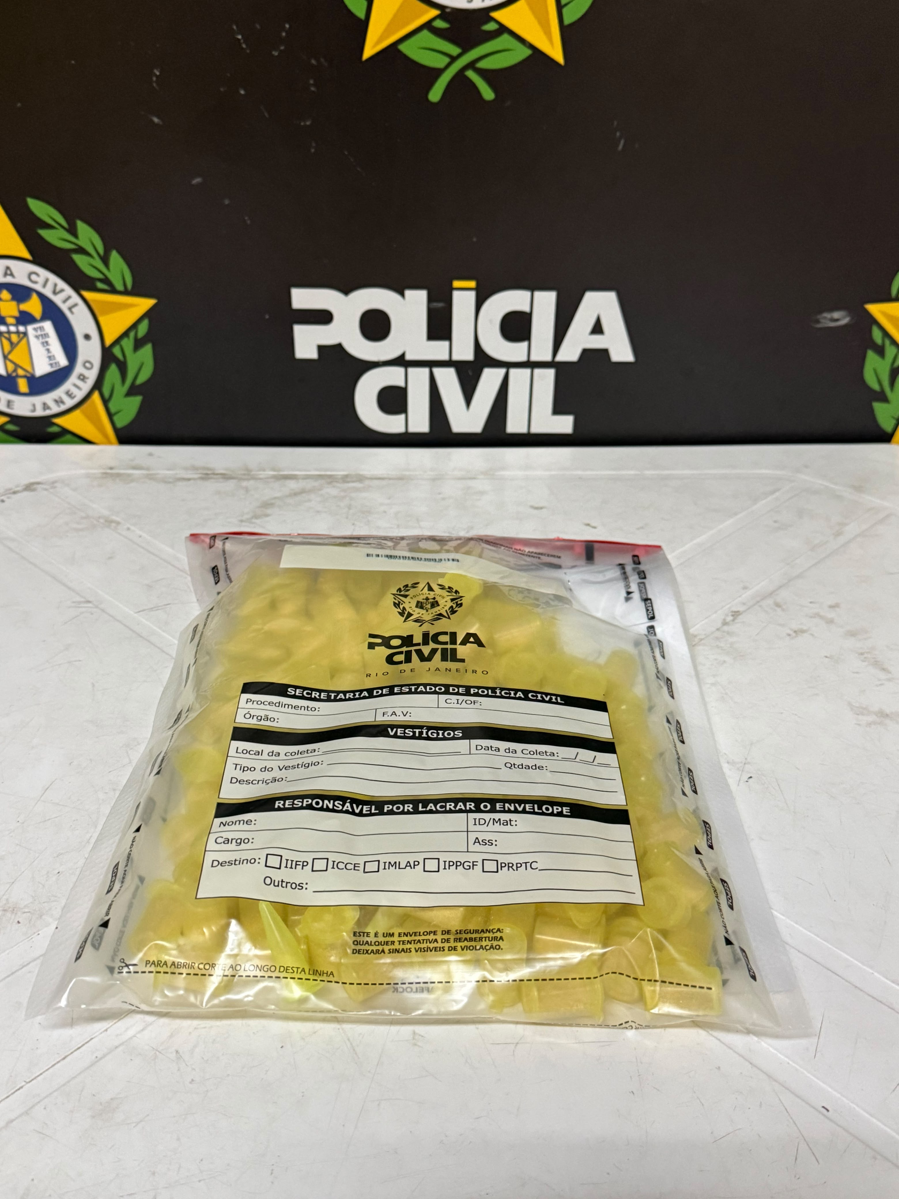 Homem é preso e adolescente apreendido por tráfico de drogas em Barra Mansa