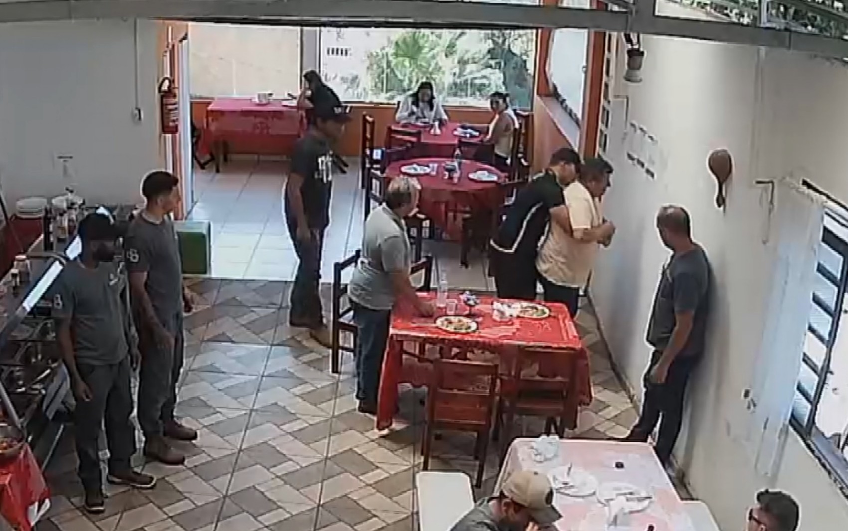 VÍDEO: Policial militar salva homem engasgado em restaurante em Cabo Verde, MG